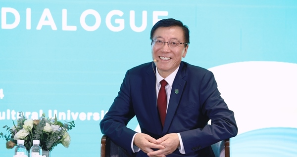 孫其信在2024世界農(nóng)業(yè)科技創(chuàng)新大會(huì)首場(chǎng)大咖對(duì)話上發(fā)言。中國(guó)農(nóng)業(yè)大學(xué)供圖
