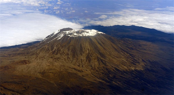 2012年8月3日，常被云霧環(huán)繞的乞力馬扎羅山云開霧散，雄姿一覽無余。新華社記者丁海濤攝