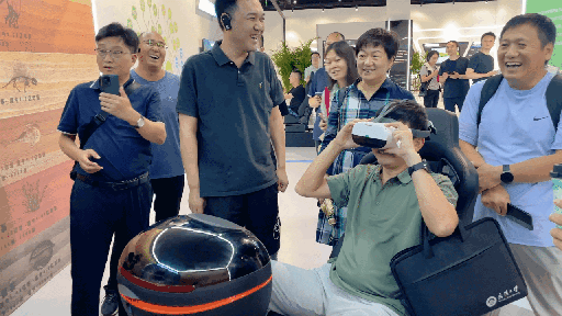 研學(xué)團(tuán)成員正在用VR眼鏡體驗(yàn)。人民網(wǎng) 王戰(zhàn)雄攝