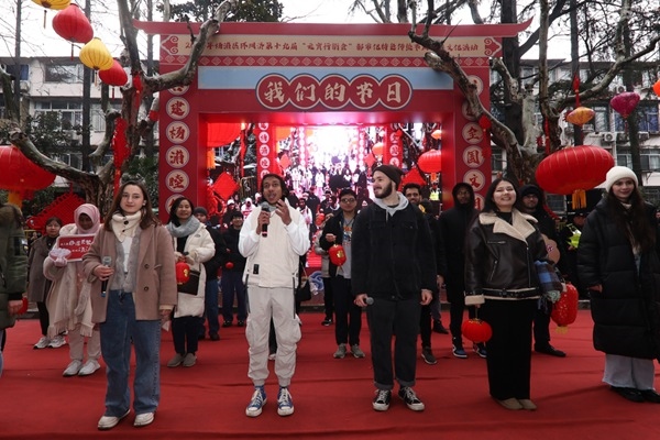 “熊貓叨叨”團隊參加上海四平社區(qū)“元宵行街會”。