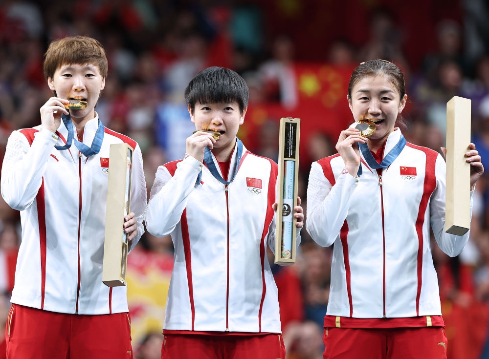 冠軍中國(guó)隊(duì)選手王曼昱、孫穎莎、陳夢(mèng)（從左至右）在巴黎奧運(yùn)會(huì)乒乓球女子團(tuán)體頒獎(jiǎng)儀式上（2024年8月10日攝）。新華社記者 王東震 攝