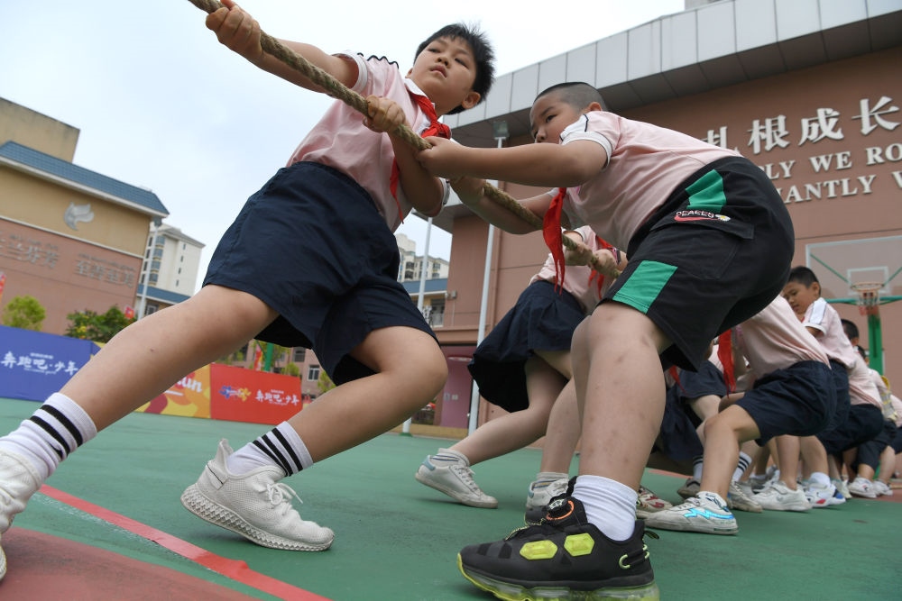 廣西南寧市玉蘭路小學(xué)的孩子們?cè)谶M(jìn)行拔河比賽（2021年5月31日攝）。新華社記者 周華 攝