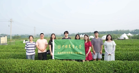 在山東日照，中國(guó)農(nóng)業(yè)大學(xué)食品學(xué)院實(shí)踐團(tuán)就農(nóng)業(yè)生產(chǎn)智能化設(shè)備、肥料選用等問(wèn)題開(kāi)展實(shí)地調(diào)研，并面向300余名村民陸續(xù)開(kāi)展4次科普宣講。校方供圖