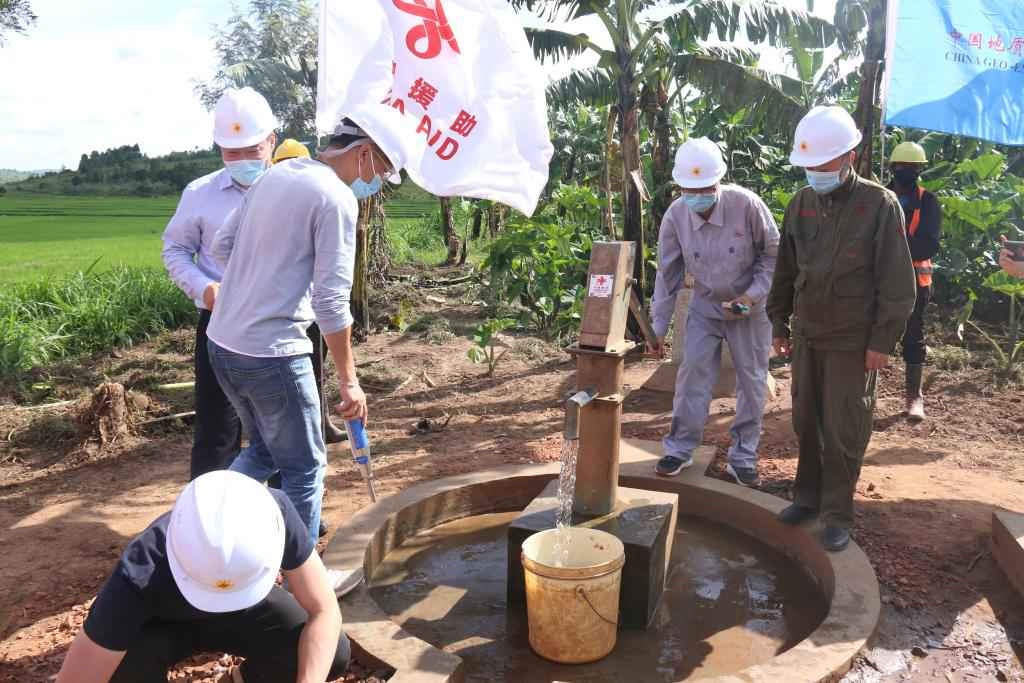 2022年4月11日，在盧旺達東方省加齊博區(qū)穆拉姆比，工作人員檢查一口中國援建的水井。新華社發(fā)