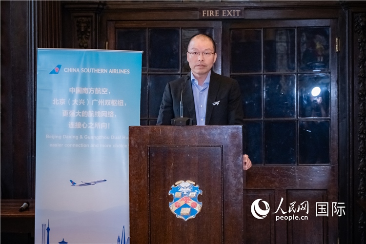 圖為中國南方航空倫敦營業(yè)部總經(jīng)理陳珂致辭。人民網(wǎng) 郭錦標(biāo)攝