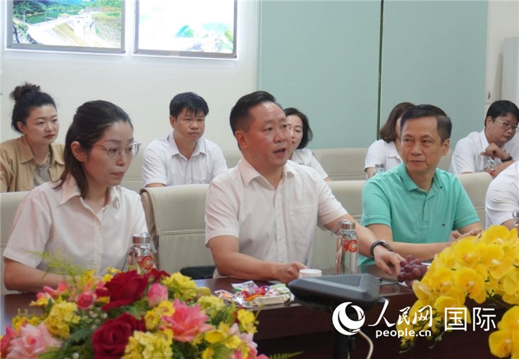 越中電力公司董事長李志雄（前排左二）介紹越南電力情況。葛沙莎攝