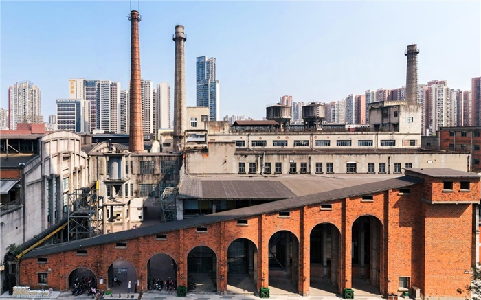 在原成都國營紅光電子管廠舊址上改建而成的東郊記憶園區(qū)南大門。大門既保留了老工業(yè)區(qū)的風(fēng)貌，又融入了現(xiàn)代審美和創(chuàng)意，成為了園區(qū)一大亮點(diǎn)。資料圖片
