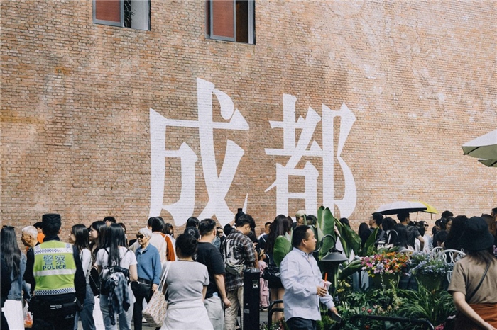 東郊記憶園區(qū)“成都墻”以巨大的“成都”字樣和獨(dú)特的藝術(shù)設(shè)計(jì)成為園區(qū)的網(wǎng)紅打卡地，吸引了眾多游客和市民前來參觀。資料圖片