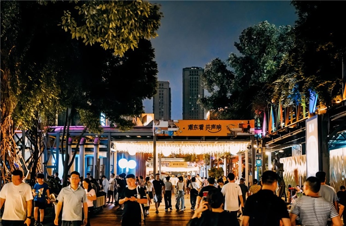 夜幕下的東郊記憶園區(qū)人流如織，熱度不減。資料圖片