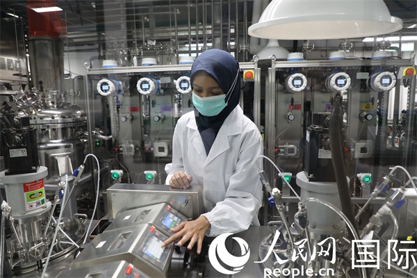 中國—印尼新能源材料與冶金工程技術(shù)聯(lián)合研究實(shí)驗(yàn)室內(nèi)，研究人員正在工作。人民網(wǎng)記者曹師韻攝
