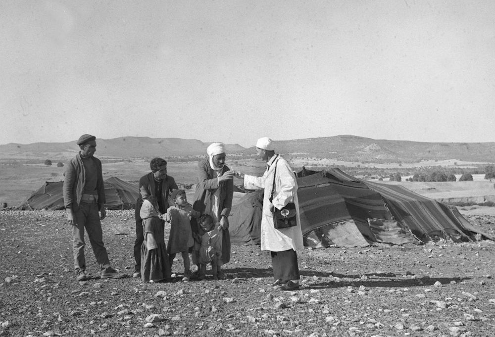 1965年，一名中國(guó)援阿爾及利亞醫(yī)療隊(duì)醫(yī)生（右一）在阿爾及利亞賽伊達(dá)省為牧民診治。