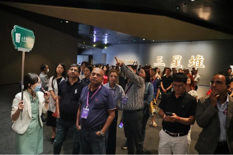 8月31日，亞洲媒體考察團(tuán)參訪三星堆博物館?！吨袊?guó)經(jīng)濟(jì)周刊》記者肖翊攝