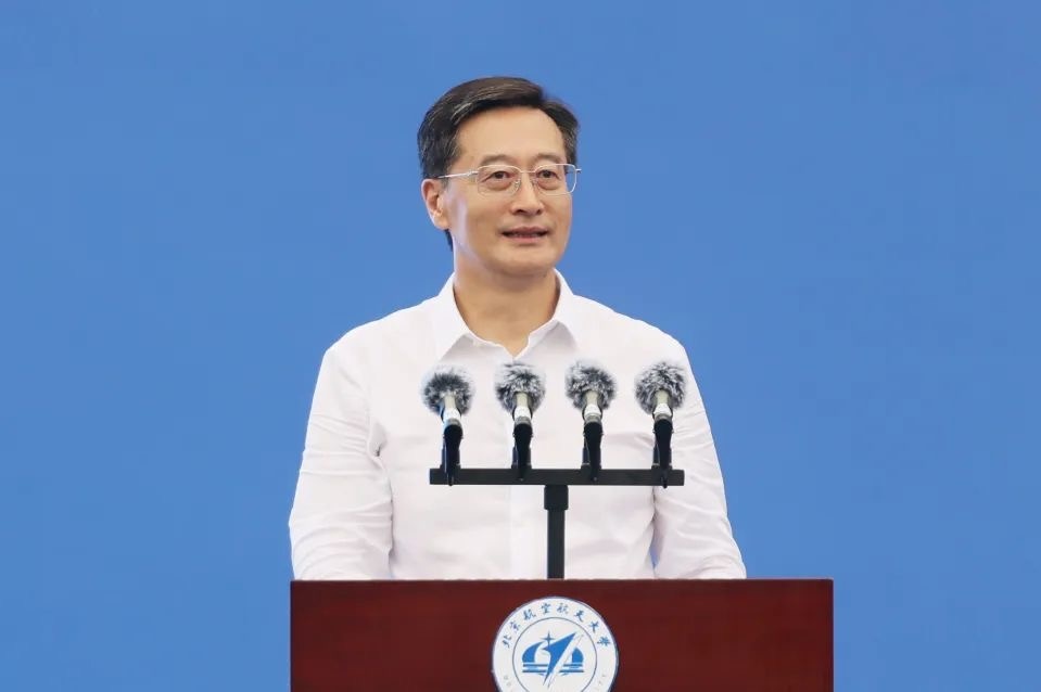 中國工程院院士、北京航空航天大學(xué)校長王云鵬在2024級新生開學(xué)典禮上講話。校方供圖