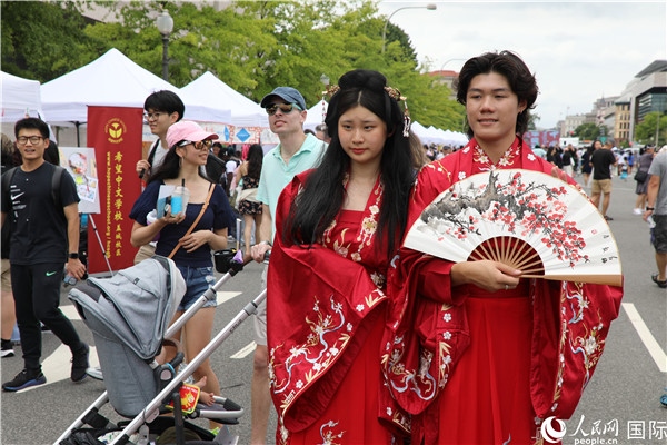 5、當(dāng)?shù)厝A僑華人身穿漢服參加文化節(jié)。 人民網(wǎng)記者 李志偉攝