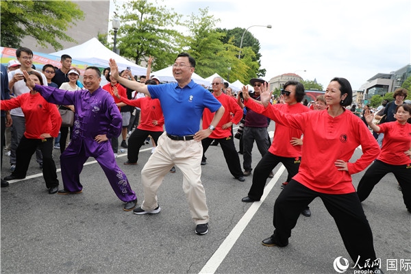 6、在活動現(xiàn)場，謝鋒大使與華僑華人一起打太極拳。 人民網(wǎng)記者 李志偉攝