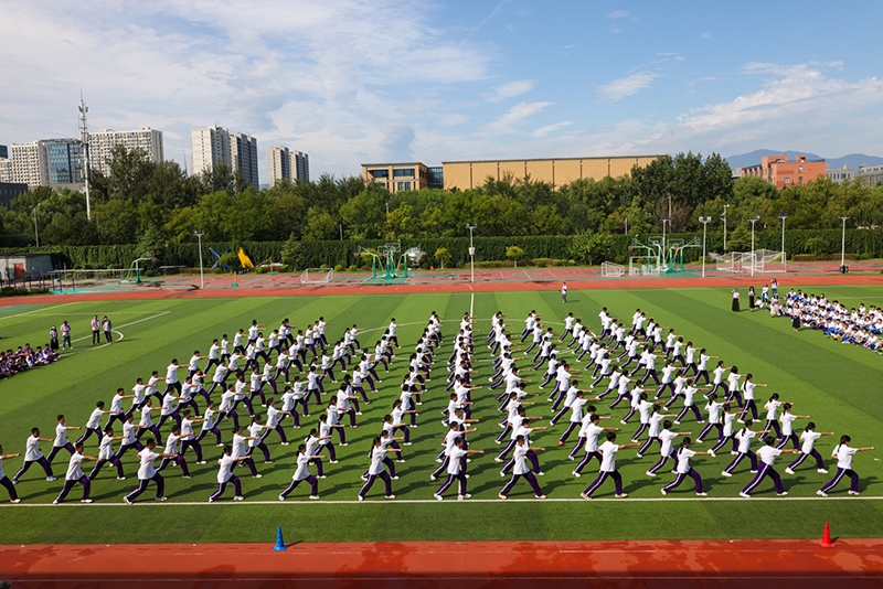 高一學(xué)生在開學(xué)典禮中表演軍體拳。學(xué)校供圖