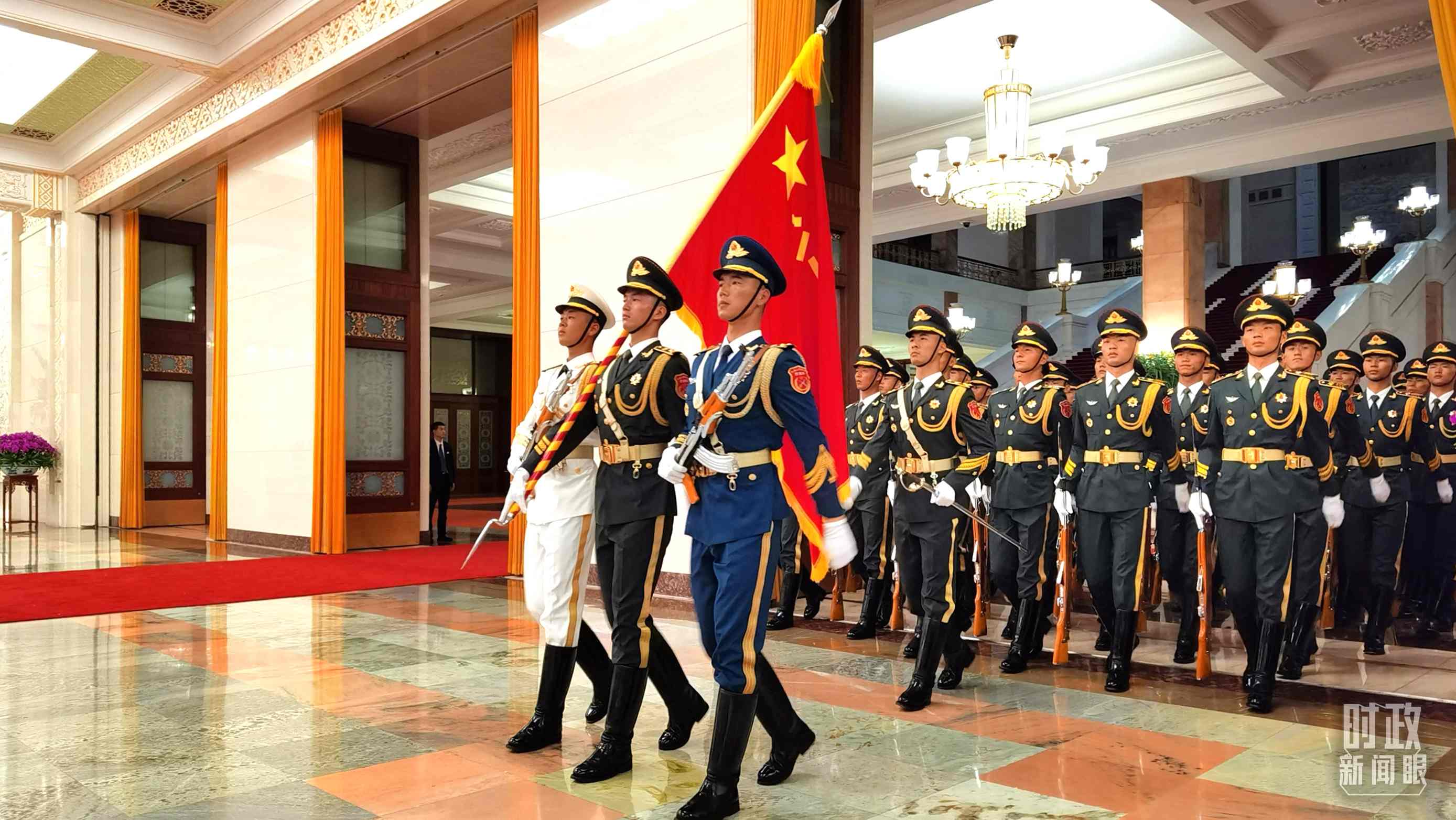 △9月2日，習(xí)主席在人民大會(huì)堂北大廳為拉馬福薩總統(tǒng)舉行歡迎儀式。（總臺(tái)央視記者郭鴻拍攝）