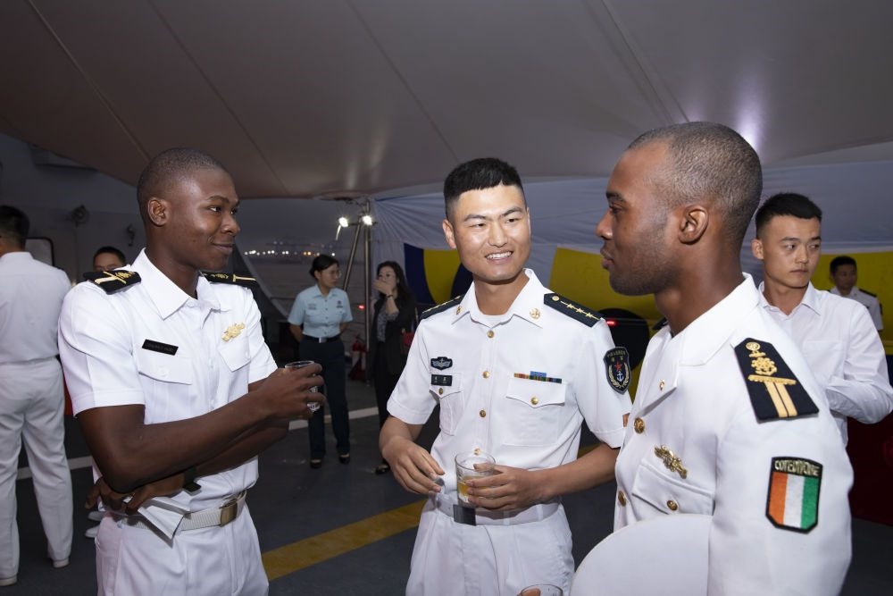 2023年6月25日，中國(guó)和科特迪瓦雙方官兵在南寧艦舉辦的甲板招待會(huì)上交流。中國(guó)海軍第43批護(hù)航編隊(duì)22日抵達(dá)科特迪瓦經(jīng)濟(jì)首都阿比讓?zhuān)_(kāi)始對(duì)科特迪瓦為期4天的友好訪(fǎng)問(wèn)。