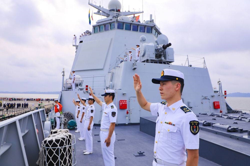 2023年7月8日，中國(guó)海軍第43批護(hù)航編隊(duì)官兵向加蓬利伯維爾奧文多港碼頭的歡迎人群揮手致意。中國(guó)海軍第43批護(hù)航編隊(duì)抵達(dá)加蓬利伯維爾，開(kāi)始對(duì)加蓬進(jìn)行為期4天的友好訪(fǎng)問(wèn)。