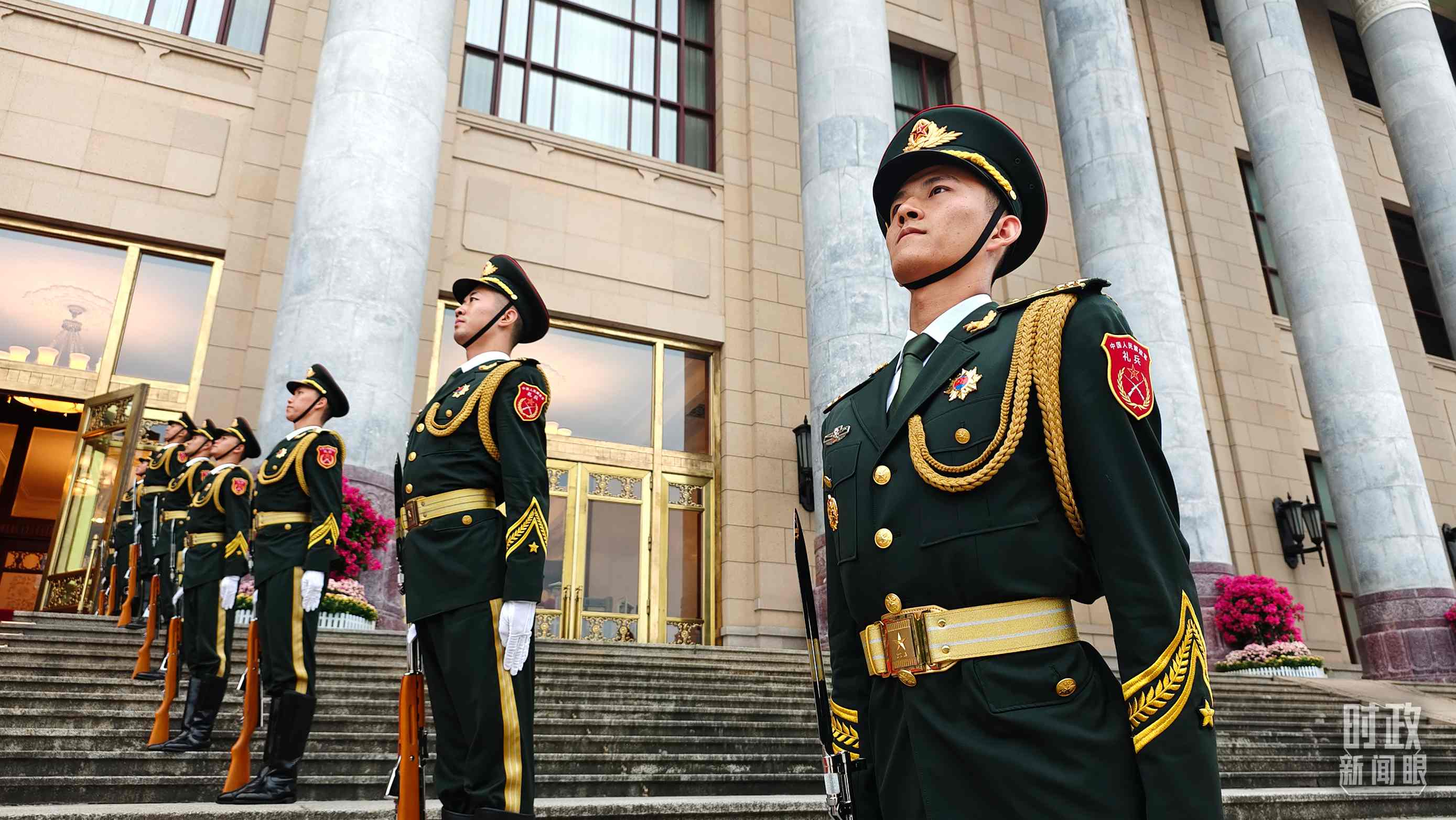 △人民大會(huì)堂外，禮兵列隊(duì)歡迎外國(guó)領(lǐng)導(dǎo)人。（總臺(tái)央視記者韓銳拍攝）