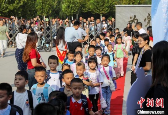 9月1日起，河北省衡水市各中小學(xué)陸續(xù)開學(xué)。9月4日，2024級小學(xué)一年級新生集中入學(xué)，為迎接新同學(xué)，各學(xué)校開展了豐富多彩的活動。 據(jù)衡水市教育局介紹，今年衡水市746所中小學(xué)共迎來75.1萬名新生。其中，全市550所小學(xué)迎來新生34.46萬名。圖為衡水市第十二中學(xué)小學(xué)部的一年級新生走紅毯。陳康 攝