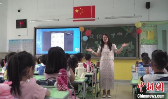 圖為衡水市新苑小學(xué)，老師正在給學(xué)生講開學(xué)第一課的內(nèi)容。王天祥 攝