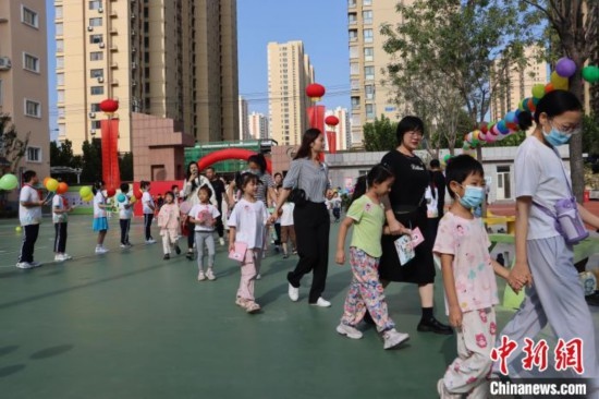 圖為衡水市新苑小學(xué)，小學(xué)一年級新生佩戴“夢想徽章”后，步入校園 。王天祥 攝