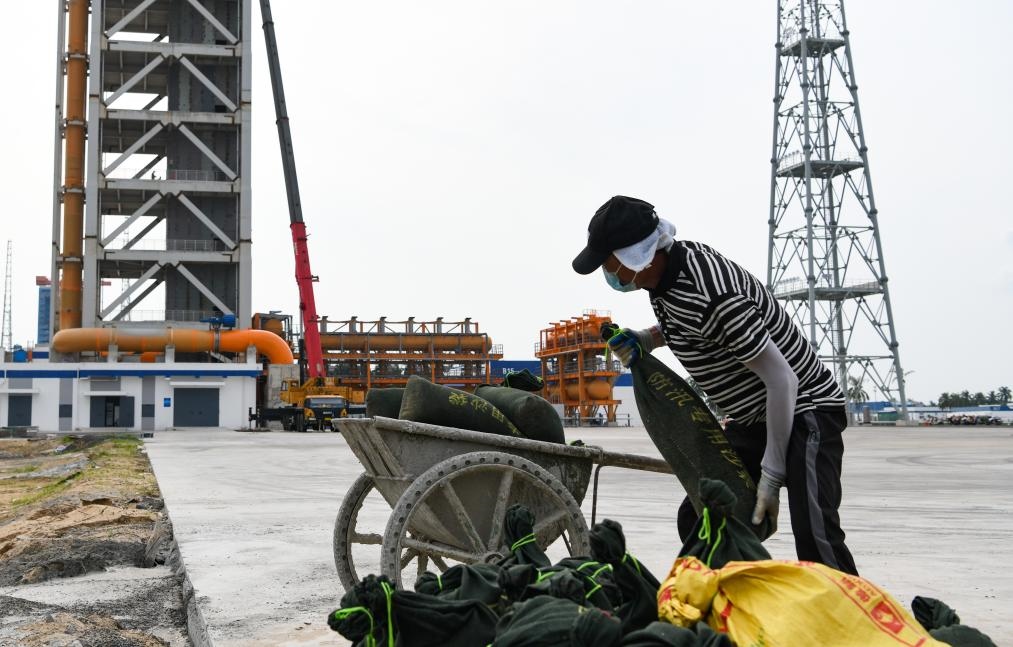 9月4日，在海南商業(yè)航天發(fā)射場二號發(fā)射工位附近，工作人員將防汛專用沙袋裝車準(zhǔn)備運(yùn)送到塔架上。新華社記者 楊冠宇 攝
