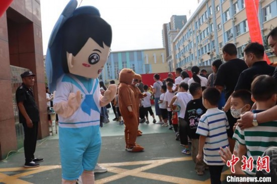 圖為衡水市新苑小學(xué)，老師穿上玩偶服裝歡迎新生入學(xué)。王天祥 攝