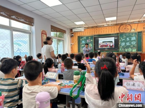 圖為衡水市康復(fù)街小學(xué)，老師講解開學(xué)第一課校園紀(jì)律與禮儀。徐鵬璐 攝