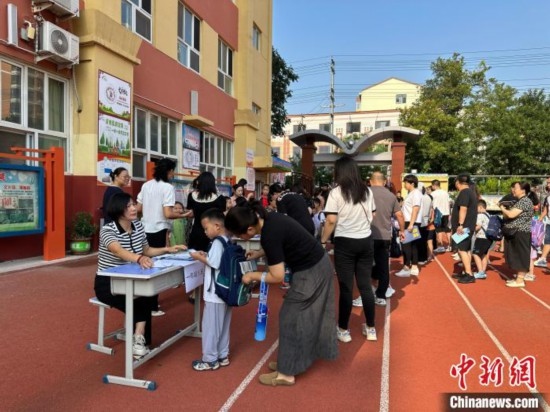 圖為衡水市康復(fù)街小學(xué)，正在簽到的小學(xué)生。徐鵬璐 攝