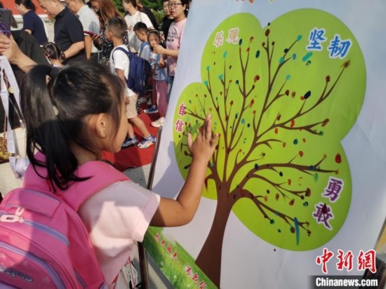 圖為衡水市利民路小學(xué)，孩子們在成長樹的“好習(xí)慣”樹枝上按手印做出承諾。張松 攝