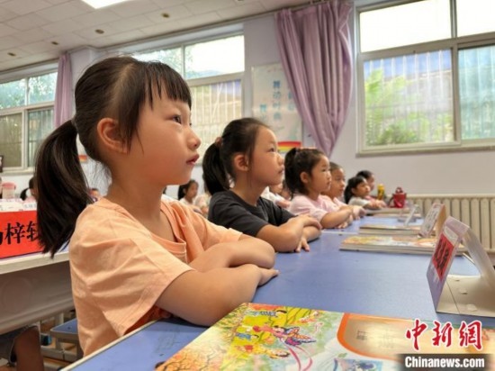 圖為衡水市康復(fù)街小學(xué)，小學(xué)生聽老師講開學(xué)第一課內(nèi)容。徐鵬璐 攝
