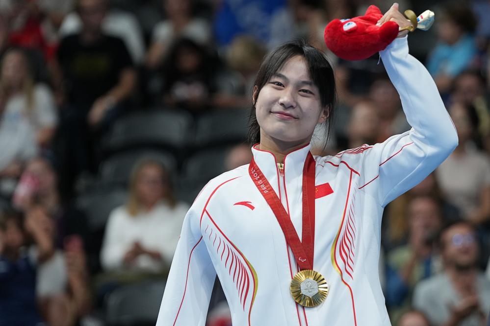 9月4日，蔣裕燕在巴黎殘奧會游泳女子100米自由泳S7級頒獎儀式上。新華社記者 熊琦 攝