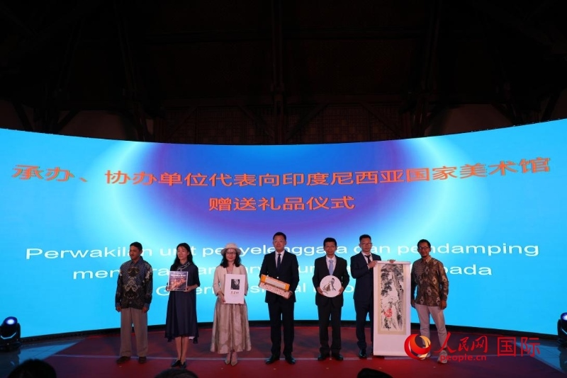 在展覽開幕式現(xiàn)場，本次展覽的承辦、協(xié)辦單位代表向印尼國家美術(shù)館贈送禮品。人民網(wǎng)記者 曹師韻攝