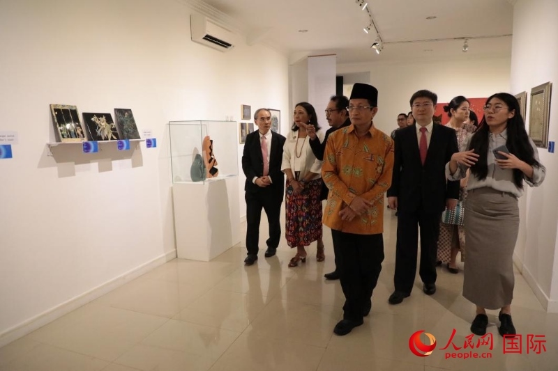 參加開幕式的嘉賓參觀展覽。人民網(wǎng)記者曹師韻攝