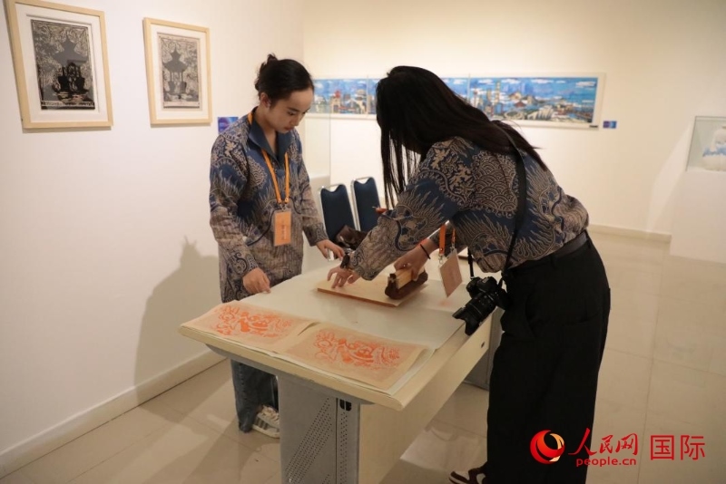 展覽現(xiàn)場的拓印技藝體驗工坊。人民網(wǎng)記者曹師韻攝