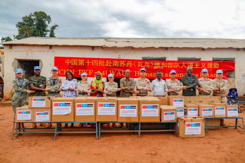 維和官兵與學校代表進行物資交接。王皓宇攝