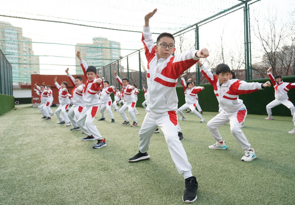 2024年2月21日，在人大附中實驗小學，學生們在體育課中進行武術練習。新華社記者 任超 攝