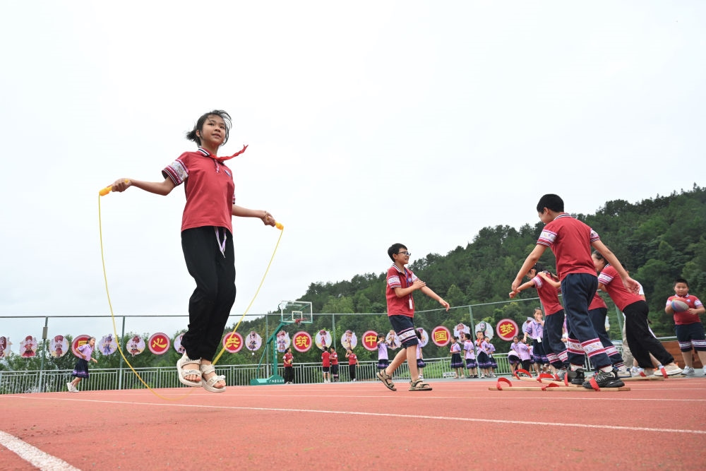 在廣西桂林市龍勝各族自治縣龍勝鎮(zhèn)第二小學，學生在大課間跳繩（2024年6月26日攝）。新華社記者 姜克紅 攝