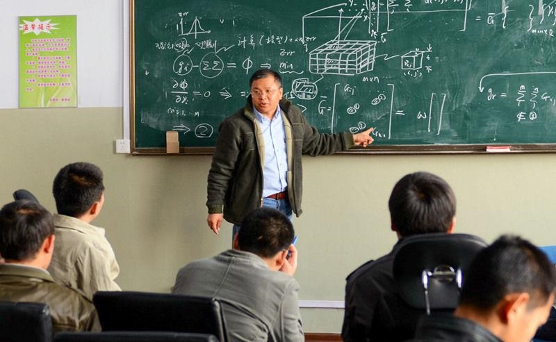 2011年4月，著名地球物理學(xué)家黃大年為學(xué)生們授課。