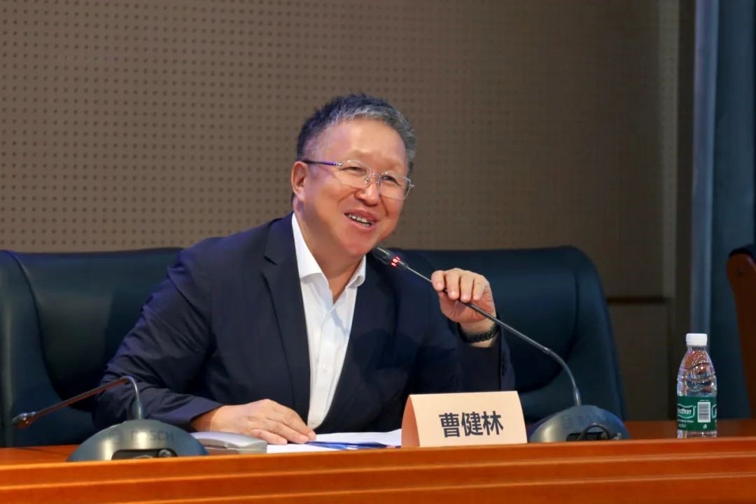科技部原副部長、十三屆全國政協(xié)教科衛(wèi)體委員會副主任、現(xiàn)任季華實驗室理事長、主任曹健林致辭。主辦方供圖