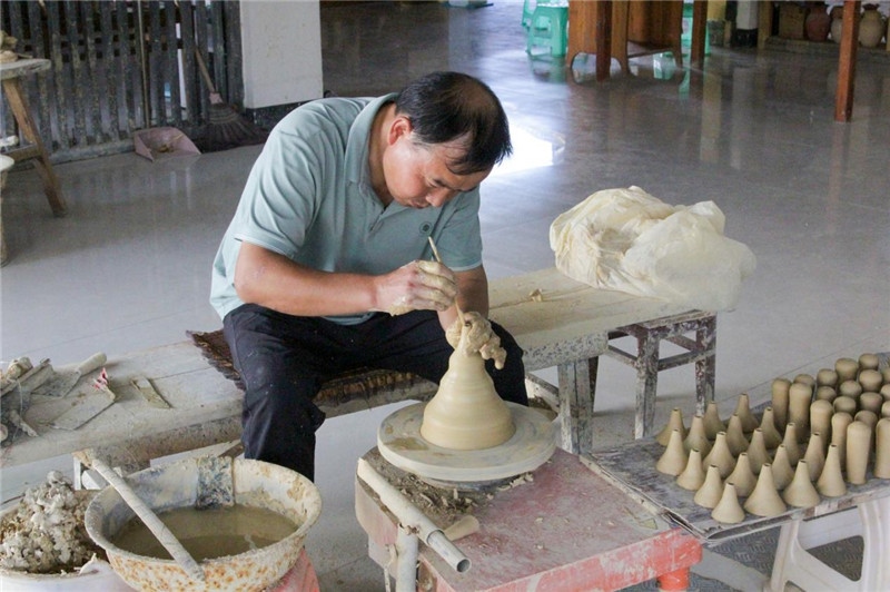 陶器是人類社會(huì)由舊石器時(shí)代發(fā)展到新石器時(shí)代的標(biāo)志之一，也是人類由野蠻走向文明的標(biāo)志，承載著人類成長(zhǎng)進(jìn)步的記憶。陶藝一條街上，母氏陶藝館內(nèi)，空氣中彌漫著陶土的芬芳。非遺傳承人母先才展示制陶技術(shù)，他神情專注、心無(wú)旁騖地打磨手中的陶坯，手中的泥土在旋轉(zhuǎn)的陶輪上漸漸成型。與土陶相伴近40年的母先才堅(jiān)守初心，傳承土陶技藝是他作為貴州省級(jí)非遺花茂土陶傳承人的“執(zhí)念”與責(zé)任。（俄羅斯《俄羅斯報(bào)》視覺(jué)內(nèi)容部副主編阿爾圖爾·杰魯諾夫攝）