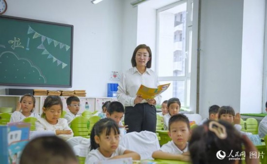 9月9日，黑龍江省哈爾濱市花園小學，語文老師正在給二年級小學生們上課。人民網(wǎng)記者 張哲鑫攝
