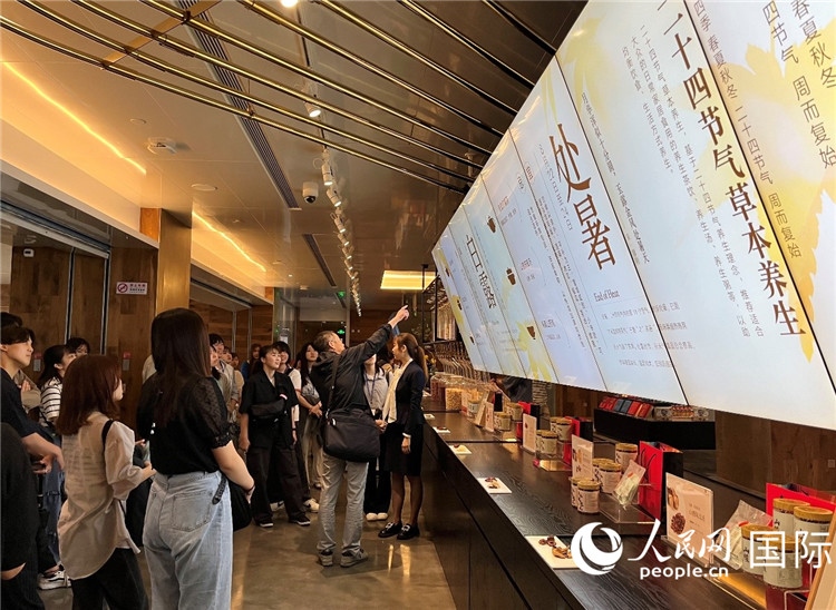 2. 日中友好協(xié)會(huì)青年代表團(tuán)一行學(xué)習(xí)24節(jié)氣養(yǎng)生知識(shí)。（人民網(wǎng)記者陳思 攝）