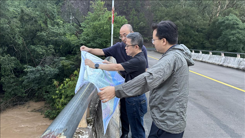 珠江委工作組在三河鎮(zhèn)三河大橋進行防洪工程調度工作。 水利部供圖