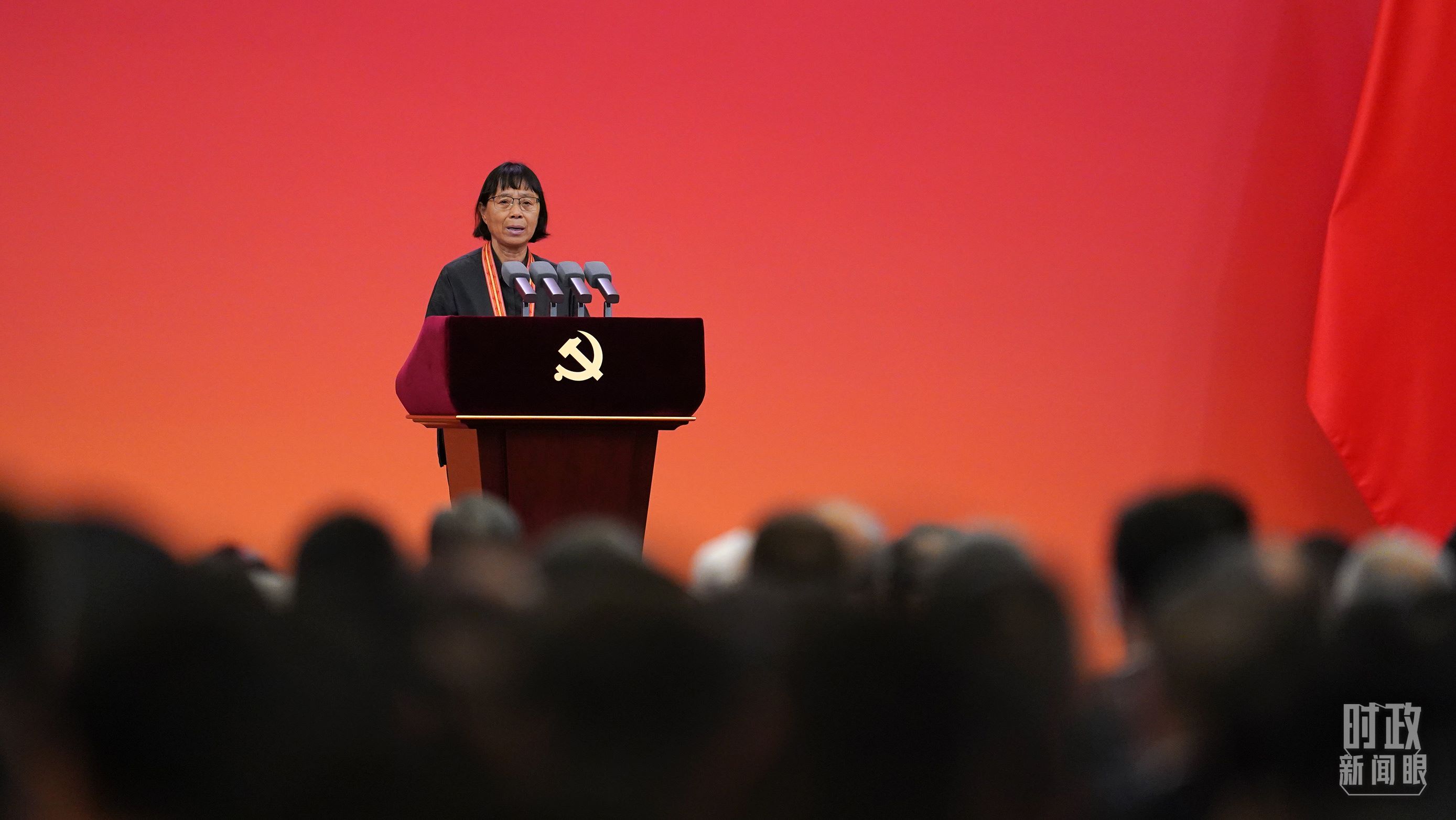  △2021年6月，幫助數(shù)千名貧困山區(qū)女孩圓夢(mèng)大學(xué)的人民教師張桂梅，代表“七一勛章”獲得者發(fā)言。（總臺(tái)國(guó)廣記者李晉拍攝）
