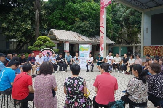  南寧市青秀區(qū)新竹社區(qū)召開“竹聲傾談”民情懇談會。（李抒蓉 攝）