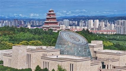 △寶雞青銅器博物院建筑外形運(yùn)用高臺(tái)門闕、青銅厚土的建筑語(yǔ)言，氣勢(shì)恢宏，厚重威嚴(yán)。（總臺(tái)央視記者范凱拍攝）