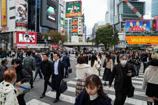 2023年11月15日，人們走過日本東京澀谷車站前的十字路口。新華社記者張笑宇攝